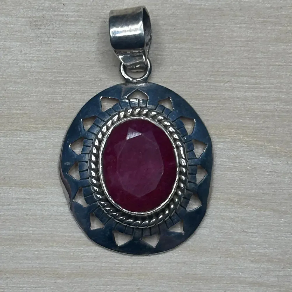 Vintage 925 Sterling Silver Oval Indian Ruby Pendant Geometric Cutout Border - Picture 7 of 7